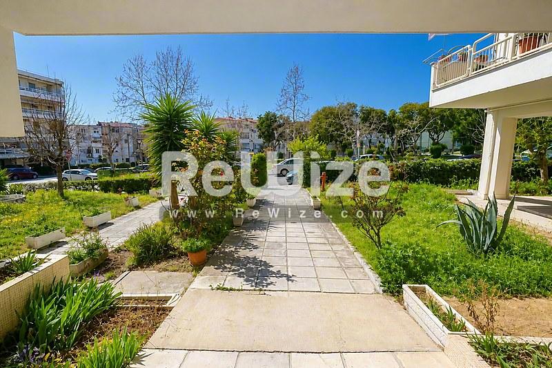 Apartment 100 m² in Kalamaria, entrance