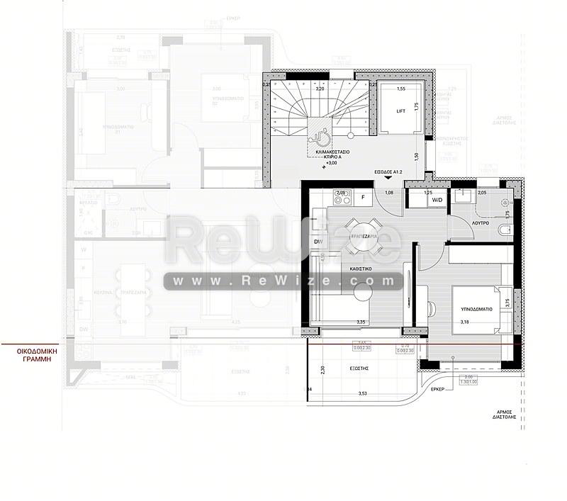 Просторный мраморный пол гостиной отдельного дома в Халкидики с встроенным хранилищем и современным освещением.