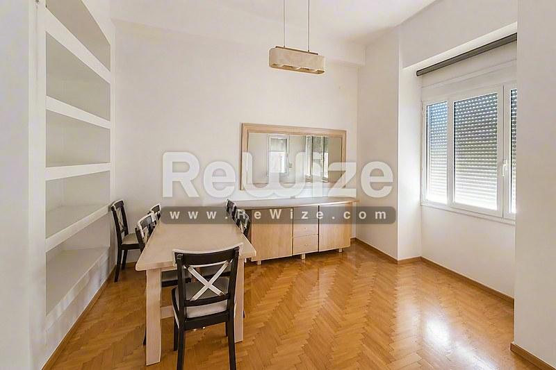 Φωτεινό μπαλκόνι μεζονέτας στη Χαλκιδική με ολισθαίνουσες γυάλινες πόρτες.