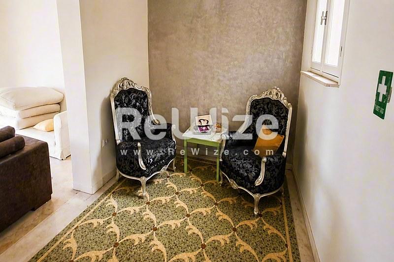 Σύγχρονη όψη μονοκατοικίας με χρυσαφί πέτρινη επένδυση και κήπο στη Χαλκιδική.