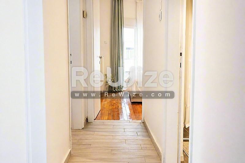 Σύγχρονη όψη μονοκατοικίας στη Χαλκιδική με τούβλινες τοιχοποιίες, γυάλινη οροφή και ευρύχωρη είσοδο αίθριου.