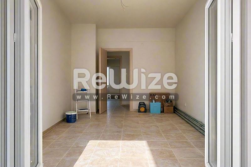Σύγχρονη όψη μονοκατοικίας με χρυσαφί πέτρινη επένδυση και κήπο στη Χαλκιδική.