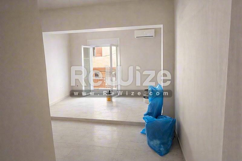 Σύγχρονη μονοκατοικία στη Χαλκιδική με πέτρινες τοιχοποιίες, ξύλινη περγόλα και просторη βεράντα.