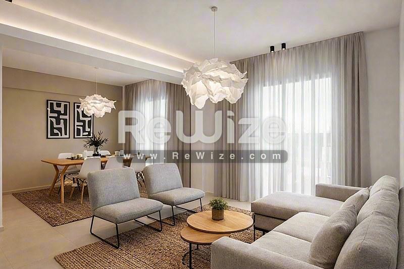 Φωτεινό μπαλκόνι μεζονέτας στη Χαλκιδική με ολισθαίνουσες γυάλινες πόρτες.