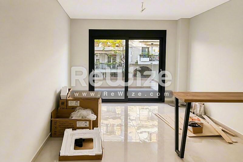 Σύγχρονη όψη μονοκατοικίας με χρυσαφί πέτρινη επένδυση και κήπο στη Χαλκιδική.