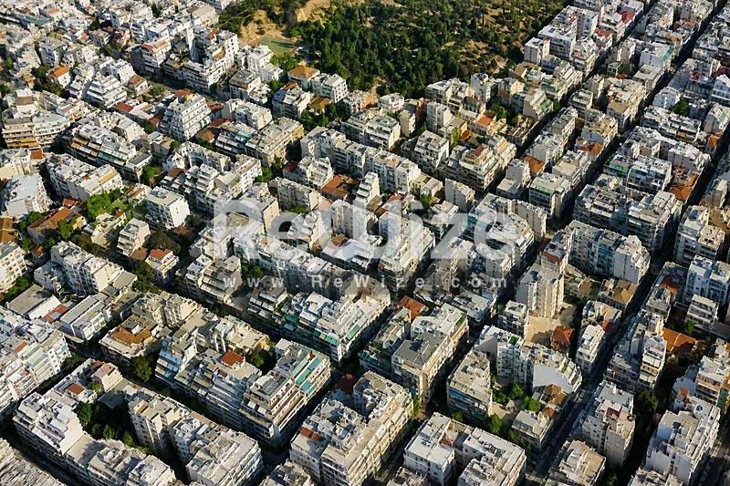 Εναέρια άποψη κατοικίας στη Χαλκιδική μέσα σε πυκνή αστική περιοχή.