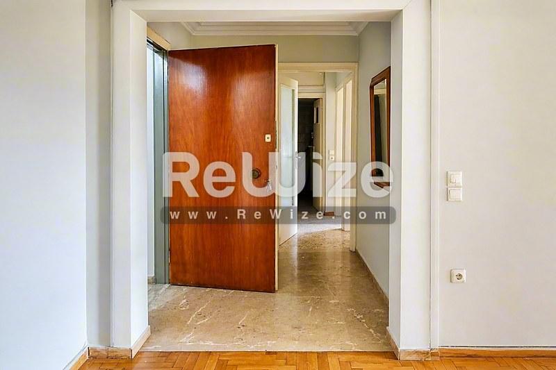 Φωτεινός διάδρομος με ξύλινη θύρα εισόδου σε αυτό το ακίνητο της Χαλκιδικής rw-7434