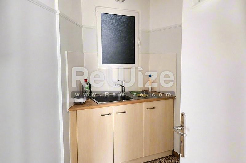 Συμπαγή κουζίνα με ξύλινα ντουλάπια και νεροχύτη στο κατάλυμα rw-7434, Χαλκιδική.