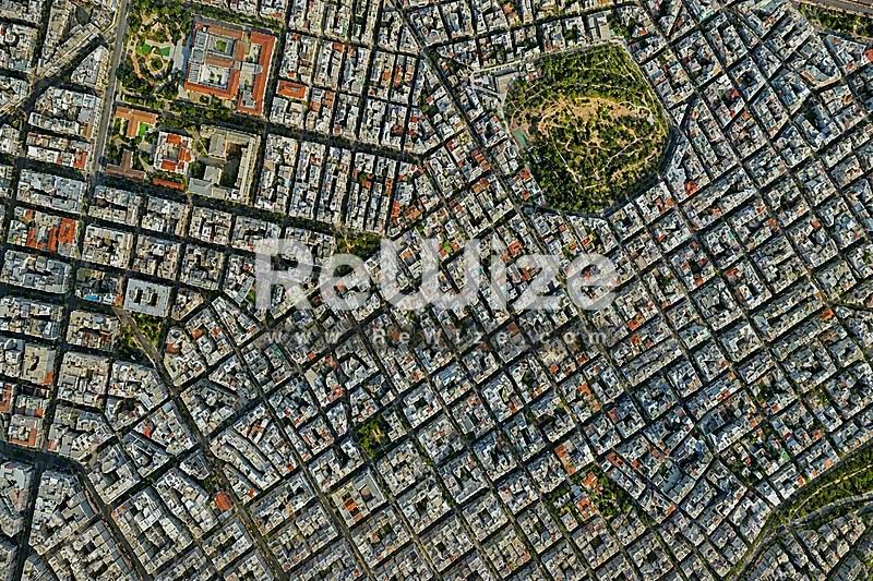 Εναέρια άποψη οικοπέδου στη Χαλκιδική με οργανωμένους δρόμους και πράσινες περιοχές.