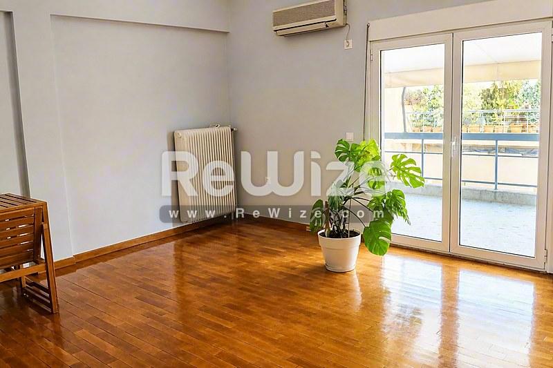 Φωτεινό σαλόνι με ξύλινα δάπεδα και γυάλινες πόρτες στο ακίνητο Halkidiki rw-7434.