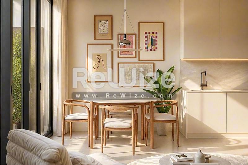 Φωτεινή τραπεζαρία στο ακίνητο Halkidiki rw-7456 με ξύλινο τραπέζι, σύγχρονη τέχνη και μινιμαλιστική διακόσμηση.