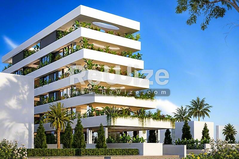 Σύγχρονη κατοικία στη Χαλκιδική με διατάξεις μπαλκονιών και πολλά φυτά.