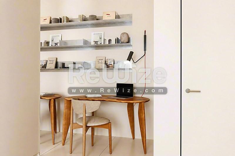 Σύγχρονος συμπαγής χώρος γραφείου στη βίλα Halkidiki rw-7456 με ξύλινο γραφείο και ελάχιστη διακόσμηση.
