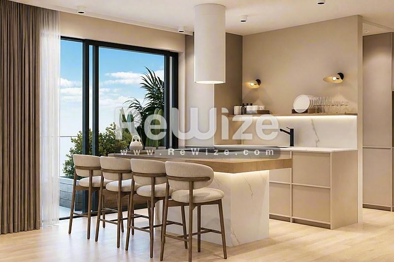 Σύγχρονη κουζίνα στο διαμέρισμα Halkidiki rw-7458 με νησίδα και θέα στη θάλασσα