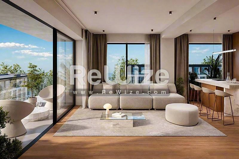 Ευρύχωρο σαλόνι στο ακίνητο Halkidiki rw-7458 με σύγχρονα έπιπλα και πανοραμικά παράθυρα.