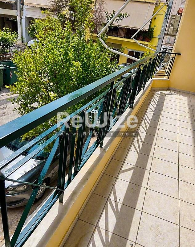 Apartment 82 m² in Keratsini-Drapetsona, balcony