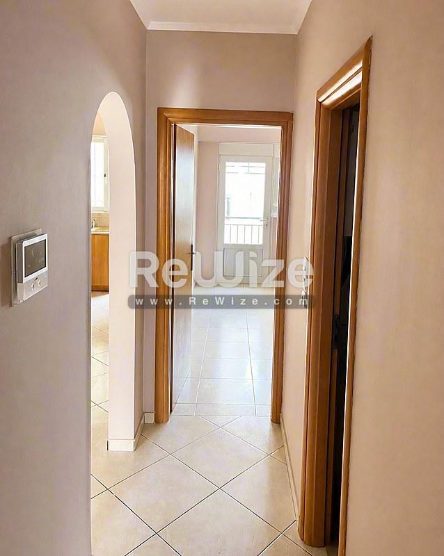 Apartment 82 m² in Keratsini-Drapetsona, hallway