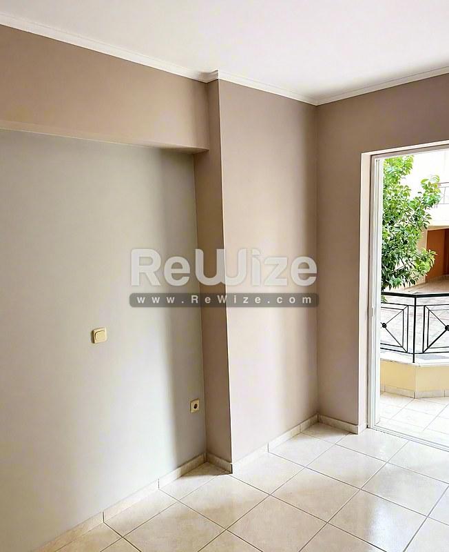 Apartment 82 m² in Keratsini-Drapetsona, living room