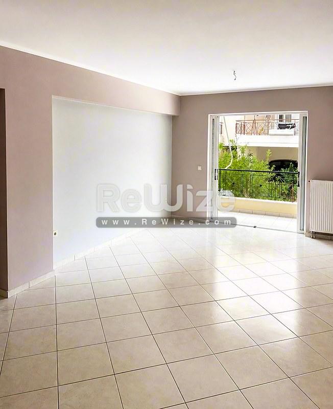Apartment 82 m² in Keratsini-Drapetsona, living room