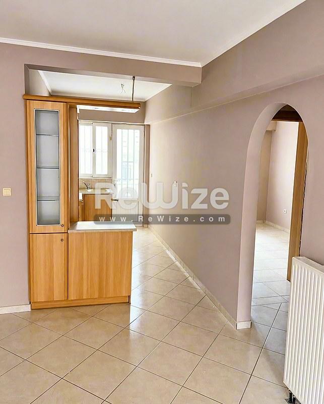 Apartment 82 m² in Keratsini-Drapetsona, open-plan living area