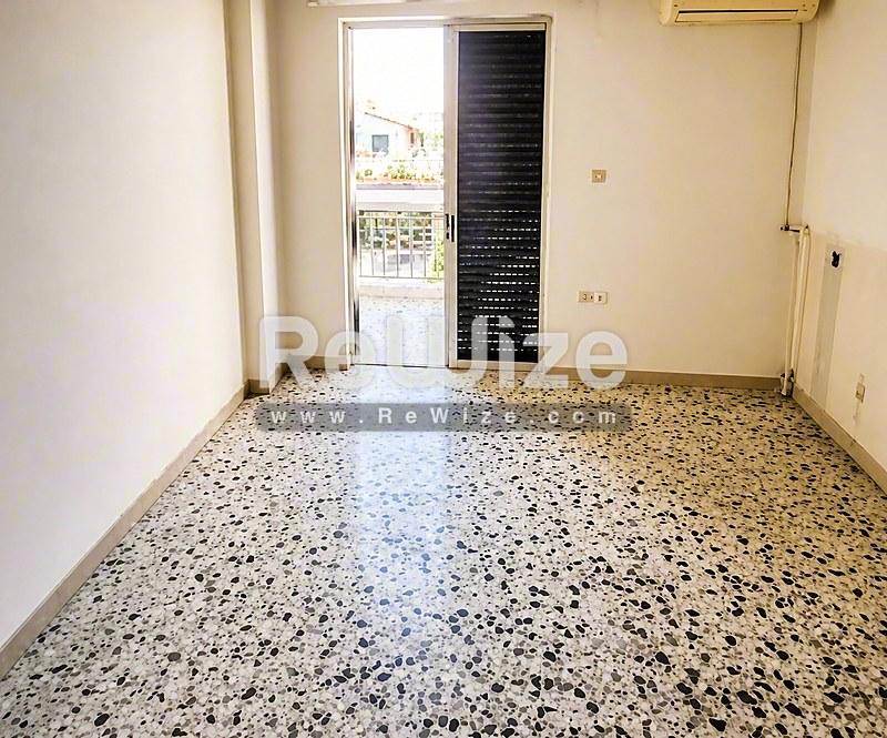 Apartment 56 m² in Keratsini-Drapetsona, living room