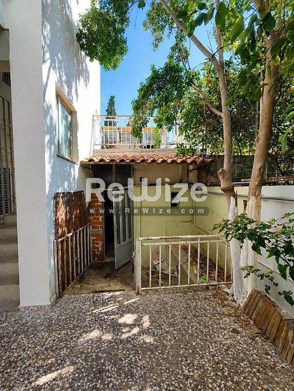Apartment 53 m² in Korydallos, entrance