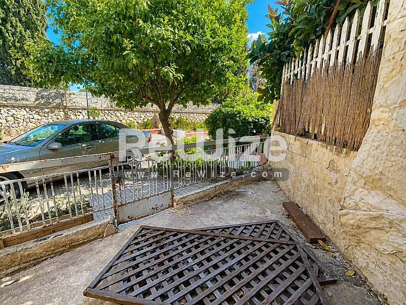 Apartment 53 m² in Korydallos, yard