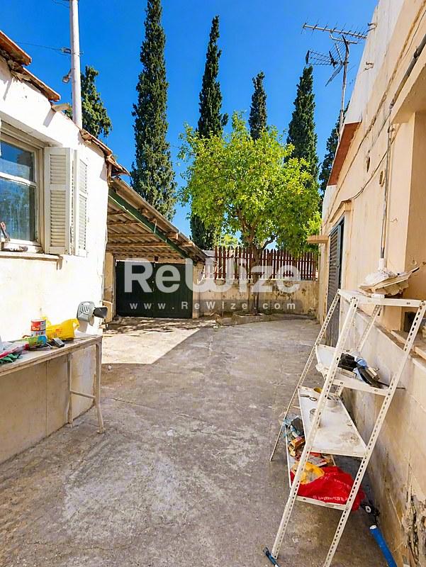 Apartment 53 m² in Korydallos, yard