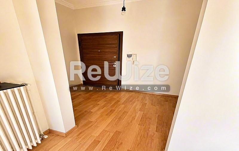Apartment 53 m² in Athens, entrance