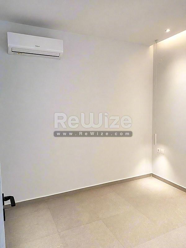 Σύγχρονο υπνοδωμάτιο στο διαμέρισμα Halkidiki rw-7556 με κλιματισμό και μινιμαλιστικό σχεδιασμό