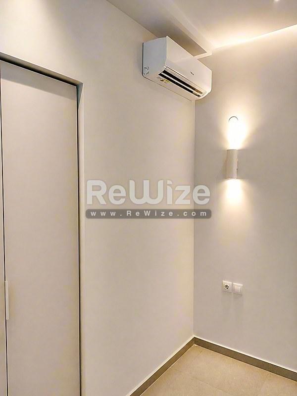 Σύγχρονος διάδρομος στην ιδιοκτησία Halkidiki rw-7556 με λευκά τοιχώματα, κλιματισμό και σύγχρονο φωτισμό.