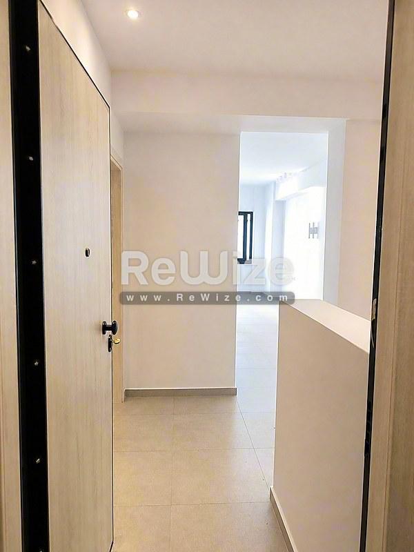 Φωτεινός διάδρομος του ακινήτου rw-7556 στη Χαλκιδική με σύγχρονες φινιρίσματα και φυσικό φως.
