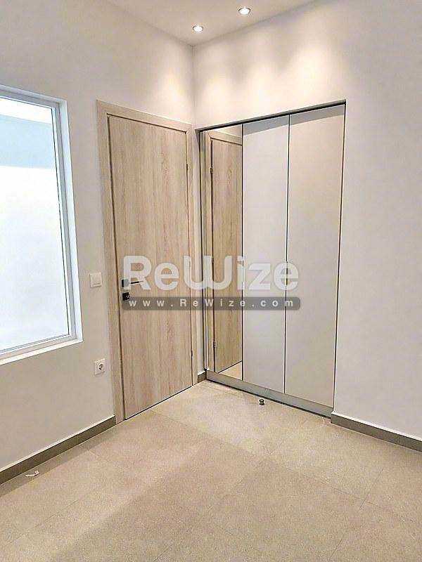 Φωτεινή διαδρομή του ακινήτου rw-7556 στη Χαλκιδική με σύγχρονες πόρτες και μινιμαλιστικό σχεδιασμό.