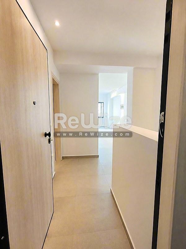 Φωτεινή διαδρομή του διαμερίσματος rw-7556 στη Χαλκιδική με σύγχρονες φινιρίσματα και καθαρές γραμμές.