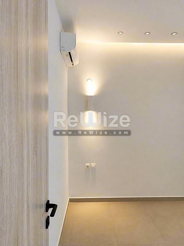 Σύγχρονος διάδρομος στο ακίνητο Halkidiki rw-7556 με περιβάλλον φωτισμό και μινιμαλιστικό σχεδιασμό.