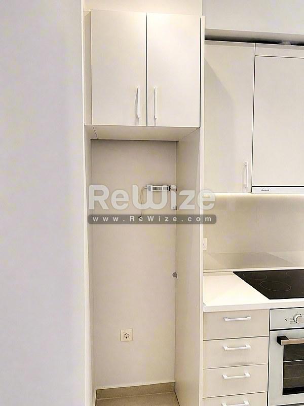 Συμπαγή κουζίνα με ανώτερα ντουλάπια και συσκευές στο ακίνητο Χαλκιδικής rw-7556.