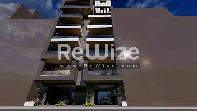 Σύγχρονο κτίριο διαμερισμάτων στη Χαλκιδική με σύγχρονα μπαλκόνια και χώρο λιανικής στο ισόγειο.