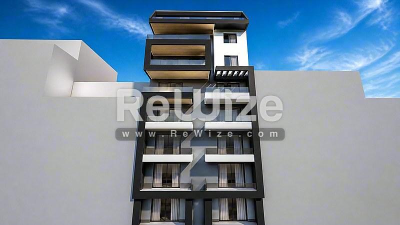 Σύγχρονο κτίριο διαμερισμάτων στη Χαλκιδική με μπαλκόνια ενάντια στο γαλάζιο ουρανό.