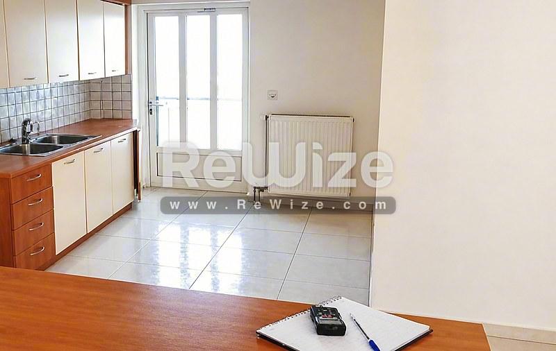 Κουζίνα του διαμερίσματος rw-7618 στη Χαλκιδική με σύγχρονες συσκευές, πλακάκια και φυσικό φως.