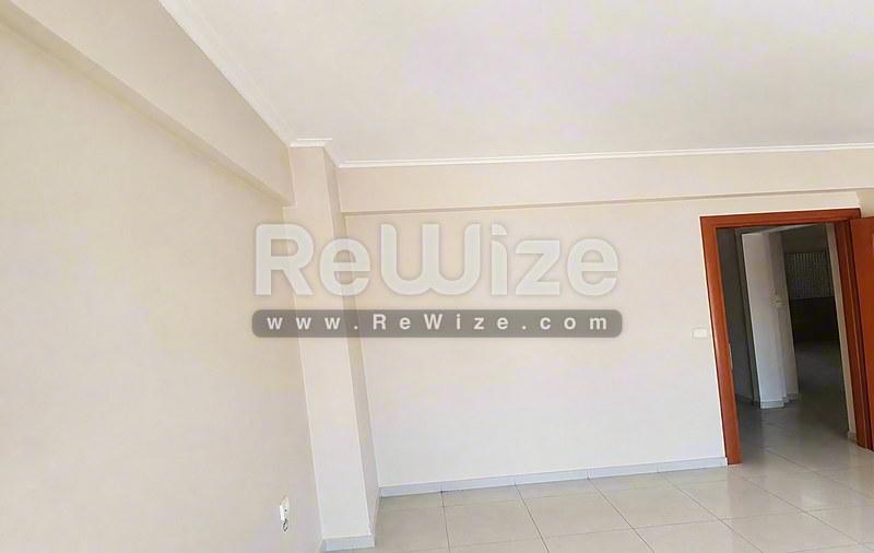 Ευρύχωρο σαλόνι στο ακίνητο Halkidiki rw-7618 με φυσικό φως και σύγχρονες λεπτομέρειες.