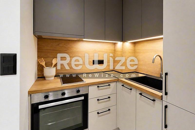 Σύγχρονη συμπαγής κουζίνα με ξύλινο backsplash και ανοξείδωτες συσκευές στη Χαλκιδική rw-7619.