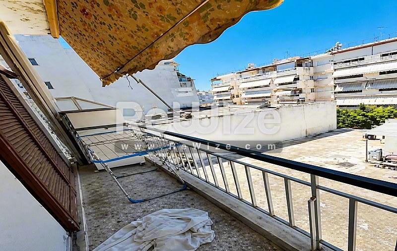 Ευρύχωρο μπαλκόνι διαμερίσματος στη Χαλκιδική με θέα στη θάλασσα και σύγχρονες κάγκελες.