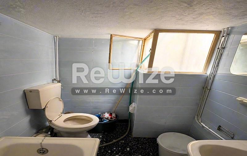 Μπάνιο του ακινήτου rw-7622 στη Χαλκιδική με τουαλέτα, νιπτήρα, ντουζ και φεγγίτη.