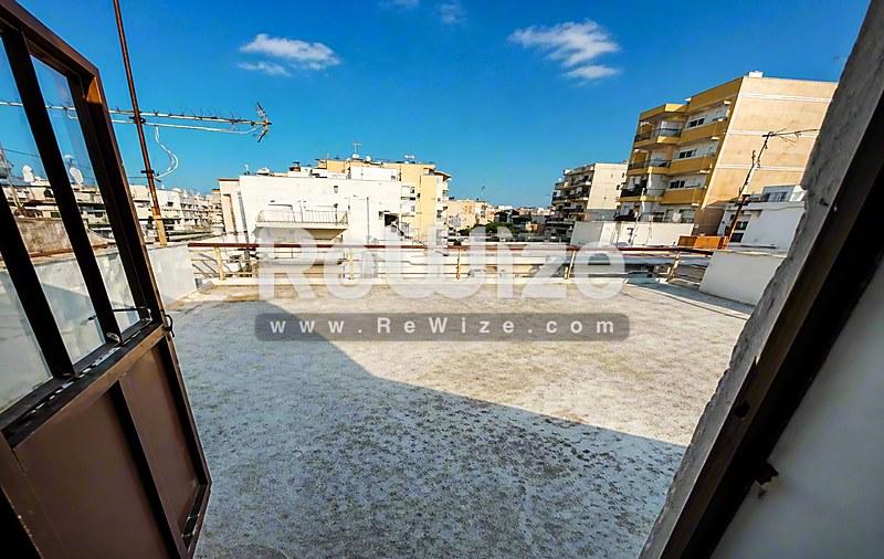 Ευρύχωρη ταράτσα διαμερίσματος στη Χαλκιδική με ανεμπόδιστη θέα και γαλάζιο ουρανό.