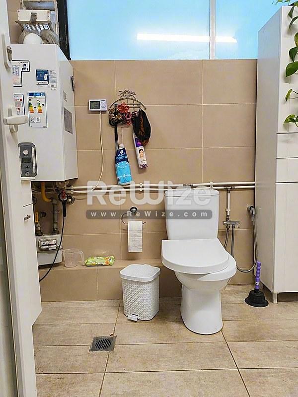 Building 321 m² in Thessaloniki, bathroom