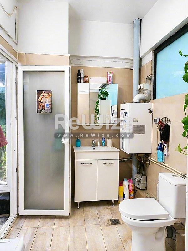 Building 321 m² in Thessaloniki, bathroom