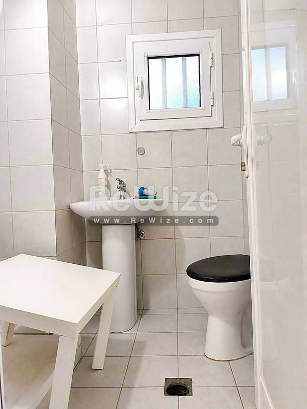Building 321 m² in Thessaloniki, bathroom