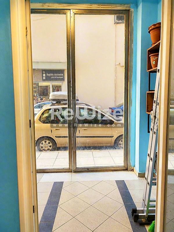 Building 321 m² in Thessaloniki, entrance