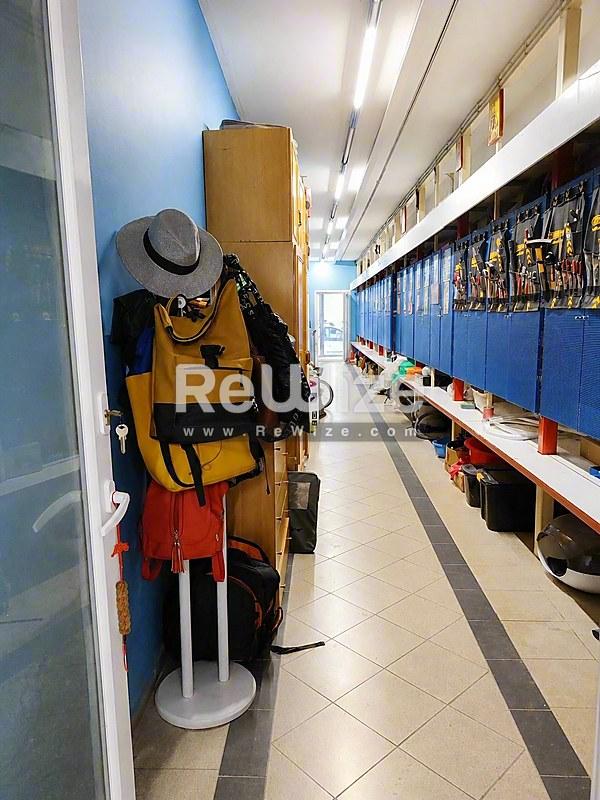 Building 321 m² in Thessaloniki, hallway