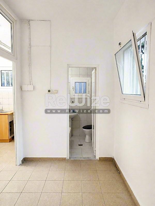 Building 321 m² in Thessaloniki, hallway